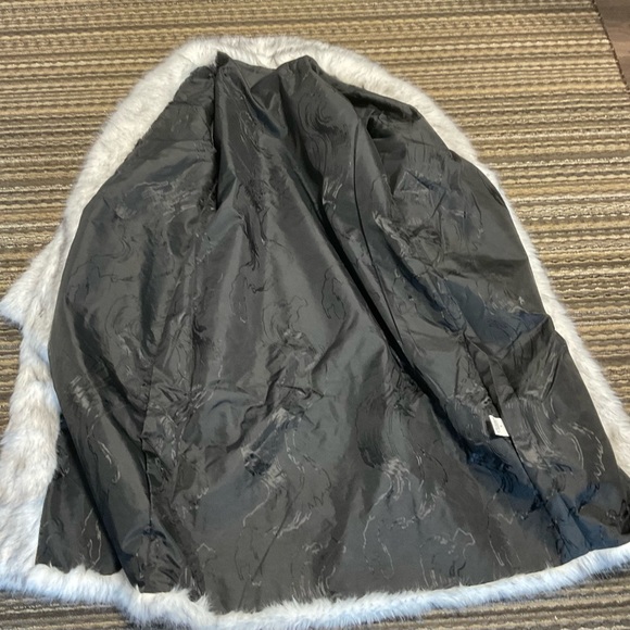 GORGEOUS NWOT Long Length Gradient Color Faux Fox Fur High End Coat. Size L - Picture 6 of 11
